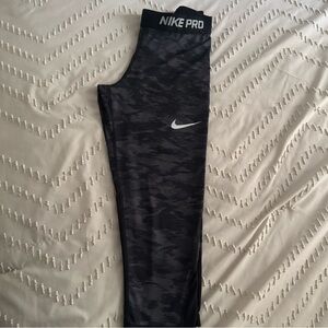 Nike Black & Charcoal Camo Girls' Performance Leggings